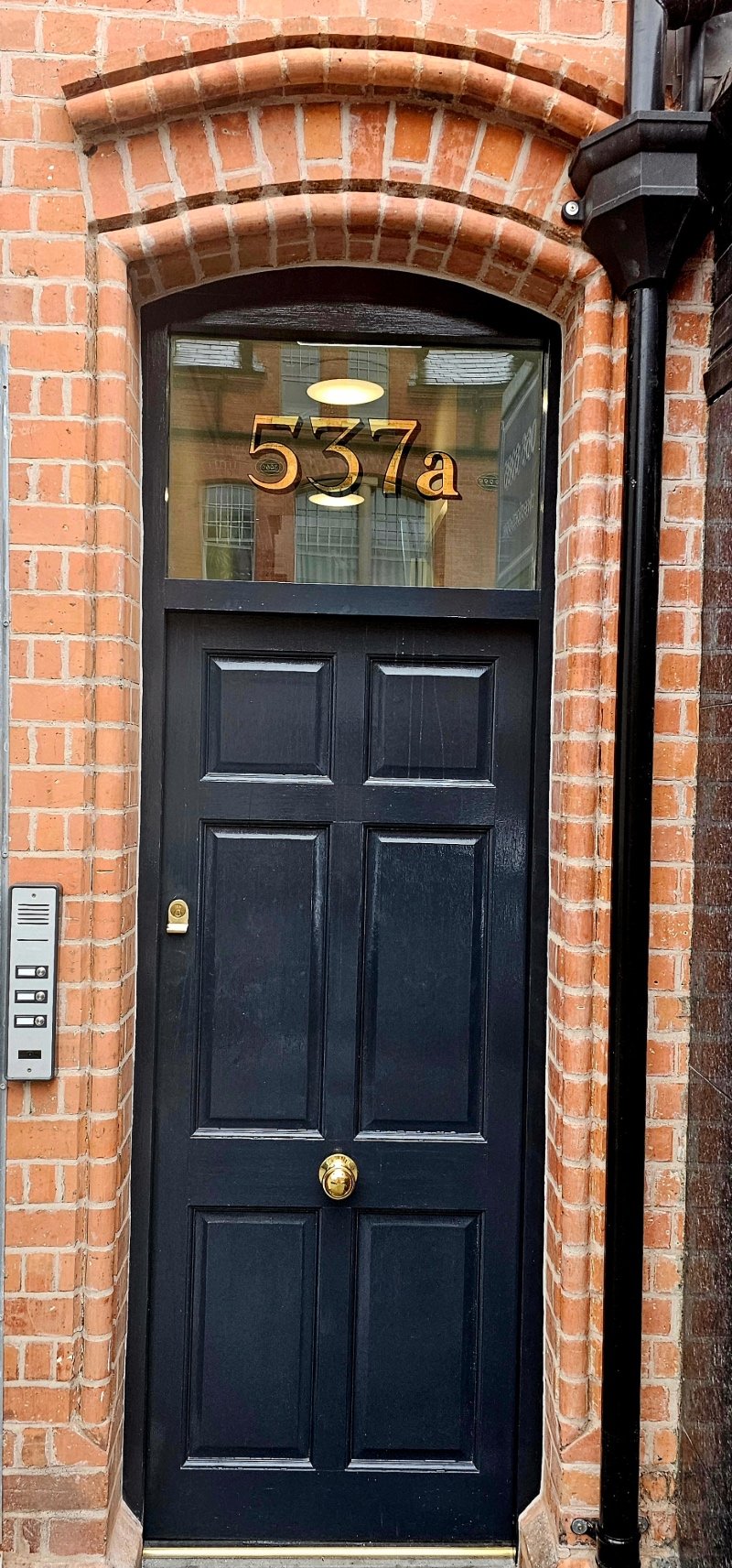 Hand-Painted Gold Leaf House Number Sign in Belfast Close-up of a bespoke hand-painted house number gilded with 23.5ct Italian gold leaf on an Edwardian home in Belfast