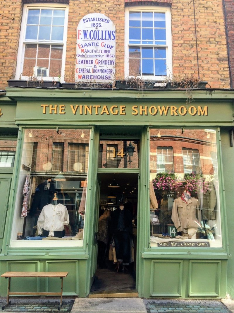 Hand-painted front shop with a classical style in London